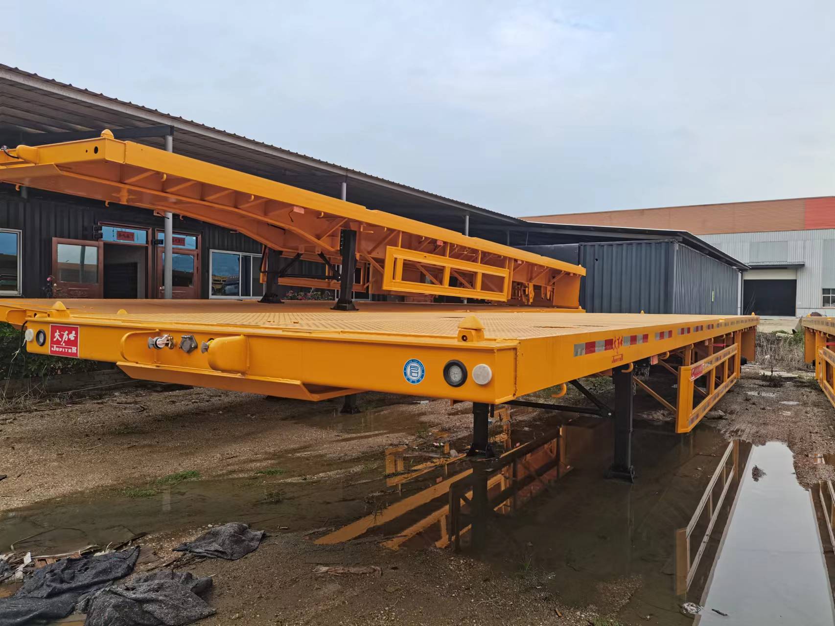 ட்ரை-ஆக்சில் பிளாட்பெட் டிரெய்லர்கள் டெலிவரிக்கு தயாராக உள்ளன