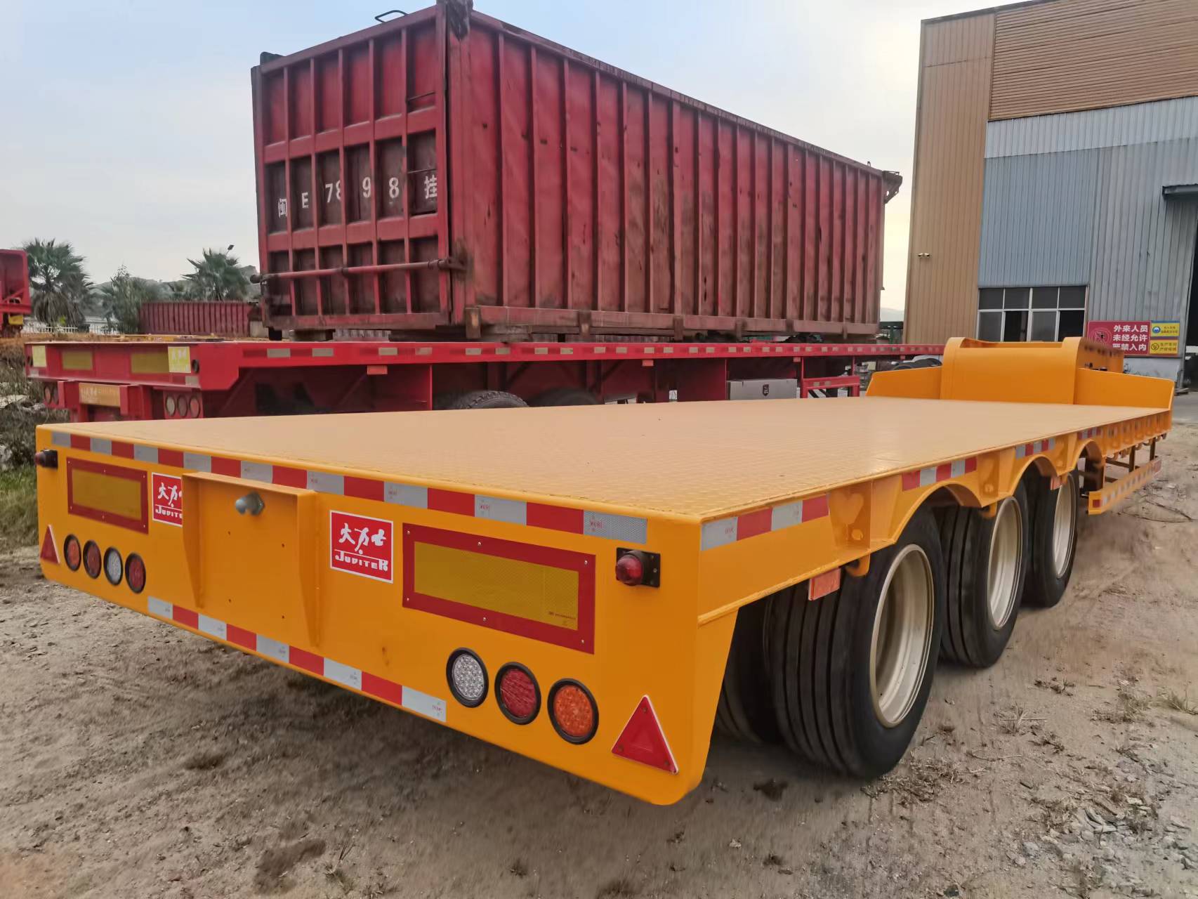 tri-axle lobbed lowboy low loader semi trailer முடிந்து டெலிவரிக்கு தயாராக உள்ளது